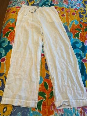 Chico's White Elastic Waist Linen Pants with Two (2) Front Pockets.